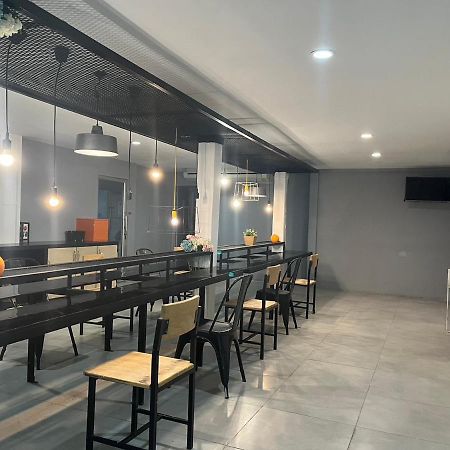 Отель V30 Sukhumvit Бангкок Экстерьер фото
