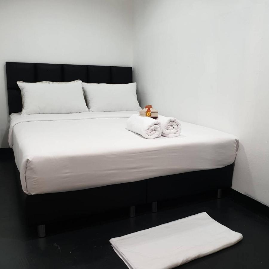 Отель V30 Sukhumvit Бангкок Экстерьер фото