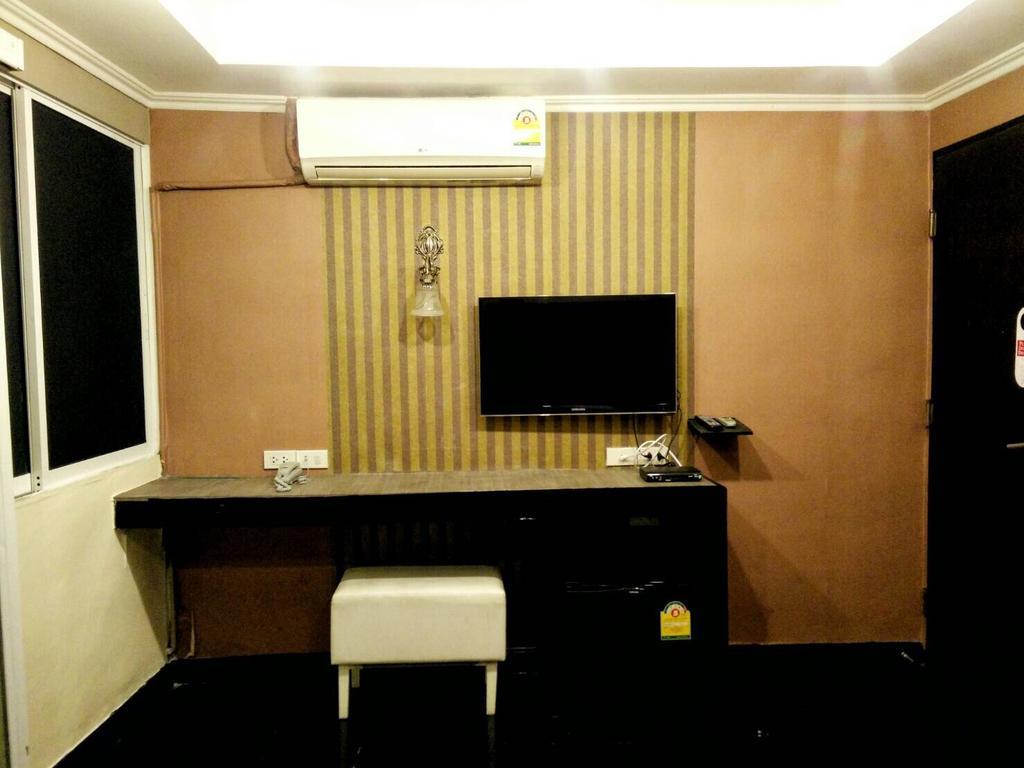 Отель V30 Sukhumvit Бангкок Экстерьер фото