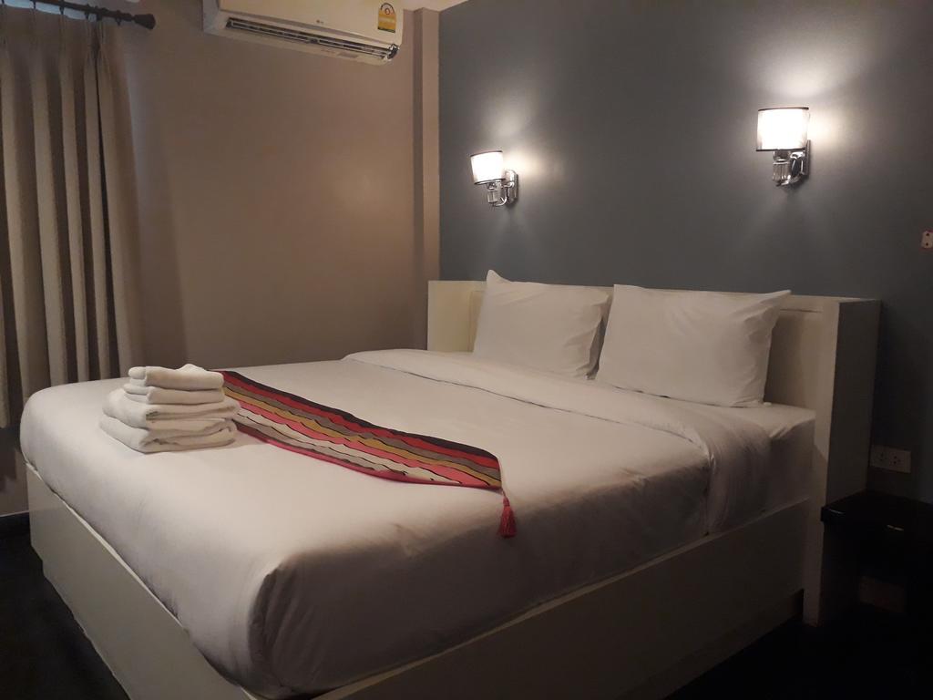 Отель V30 Sukhumvit Бангкок Экстерьер фото