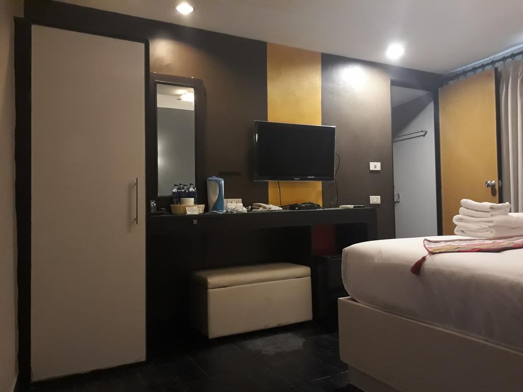 Отель V30 Sukhumvit Бангкок Экстерьер фото